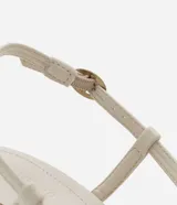 Zapato tipo slingback de punta fina con tacón tipo cono, confeccionado en material sintético con acabado brillante. Presenta un detalle de maxi lazo en la parte frontal y una tira ajustable con hebilla en el talón.