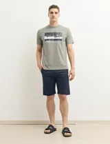 Remera color natural de manga corta con estampa fotográfica en el frente.