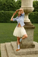 Mocasines tipo penny de gamuza color camel, con costura tradicional en el empeine y suela con relieve de goma.