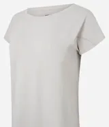 Remera deportiva de microfibra texturizada, color blanco, con cuello redondo, mangas cortas y recortes laterales.