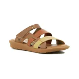 Sandalia de cuero para mujer, con diseño de tiras cruzadas en tonos marrones y beige, suela baja y ajuste con velcro en el empeine.