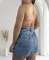 Top tejido al crochet color rosado, con diseño asimétrico y tirante fino.