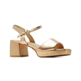 Sandalia de vestir Marco Donatti modelo Winnie, color dorado, confeccionada en cuero con plataforma, taco ancho y tira con hebilla ajustable en el tobillo.