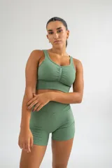 Top deportivo celeste de punto canalé, con escote redondo y breteles anchos.