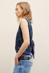 Chaleco sin mangas de viscosa y poliamida con apliques de lentejuelas brillantes, cuello en V y diseño con estampado animal print en tonos azules y dorados.