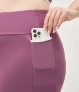 Pantalón deportivo legging de microfibra color violeta, con cintura alta elástica y bolsillos laterales.