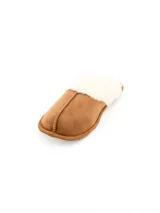 Pantuflas de gamuza color tostado con interior de piel sintética blanca y costuras decorativas frontales.