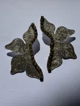 Par de aros dorados con forma de media flor, con detalle de strass negro y gancho de acero quirúrgico.