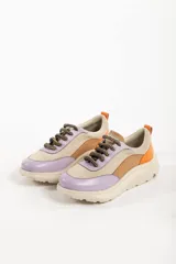 Zapatillas deportivas de mujer con suela gruesa y cordones.