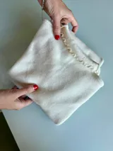 Pack de tres poleras de tejido de punto fino, con cuello alto y terminaciones con borde ondulado. Incluye tres unidades en colores natural, bordó y dulce de leche.