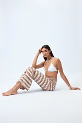 Pantalón tejido con motivo zigzag en blanco y negro, de corte flare y cintura elastizada.