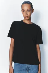 Camiseta de algodón color negro, con cuello redondo, manga corta y corte regular fit.