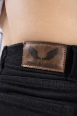 Pantalón de jean negro, corte Mom, tiro alto y calce relajado en piernas.