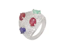 Anillo de plata 925 bombe con circonias y cuatro piedras ovaladas en rubí, esmeralda y zafiro azul.
