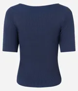Blusa básica de punto Marfinno, color marfil, de corte ajustado, con elegante escote bote y mangas cortas.