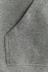Campera de felpa gris melange con cierre frontal, capucha y bolsillos delanteros tipo canguro, de corte holgado y hombros caídos.