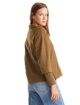 Buzo de punto suave marca Cyrus, color blanco, con cuello solapa y escote en V. Presenta diseño de hombros caídos, mangas 3/4 con puños largos de tejido rib al tono y corte holgado con tajos laterales en el ruedo.