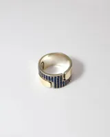 Anillo de plata 925 con dublé de oro y zirconias azules.