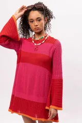 Vestido tejido con diferentes puntos, mangas oxford, con forro interior desmontable.