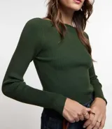 Blusa de punto de manga larga con cuello bote y textura acanalada vertical. Presenta un diseño ajustado al cuerpo, confeccionada en una mezcla de viscosa y poliamida.