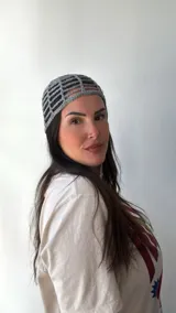 Gorro tejido al crochet color gris, con diseño de red.
