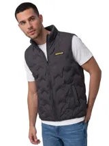Chaleco matelaseado Caterpillar de color negro, con cuello alto, cierre frontal y bolsillos laterales. Presenta parche engomado con el logo de la marca en el pecho.