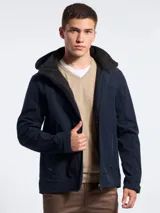 Campera de abrigo tipo softshell color azul marino, con capucha integrada, cierre frontal completo y bolsillos laterales con cierre. Presenta un diseño técnico con interior en contraste y puños ajustables.