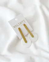 Aros colgantes con base circular de nácar blanco y pieza superior rectangular de latón dorado.