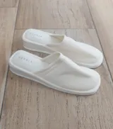 Pantuflas de algodón color blanco con plataforma baja.