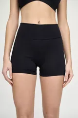 Minishort deportivo negro de compresión media, tiro alto y largo de pierna corto.