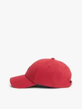 Gorra de béisbol roja de sarga de algodón peinado, con visera curva, ojales de ventilación y hebilla de ajuste metálica en la parte trasera. Presenta un monograma TH metálico en color dorado en la parte delantera.