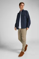 Pantalón chino color beige con cierre de cremallera.