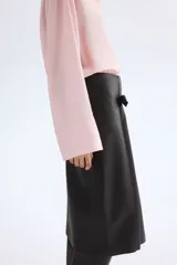 Camisa oversize de manga larga en mezcla de viscosa, color rosado claro. Cuenta con cuello camisero clásico, cierre frontal con botonadura oculta y canesú en la espalda. Presenta hombros caídos, puños anchos y bajo recto con aberturas laterales.