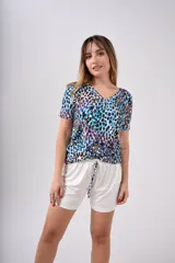 Pijama de dos piezas con estampado animal print, compuesto por una remera de manga corta y un short.