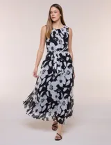 Vestido maxi plisado de gasa con estampado floral en blanco y negro, sin mangas, con escote redondo y lazo para anudar en la cintura.