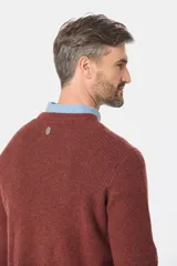 Buzo tejido de punto con escote redondo y textura estructurada. Diseño de manga larga con calce clásico.