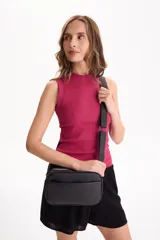 Musculosa de rib de algodón color blanco, con calce ajustado, escote redondo alto y sin mangas.