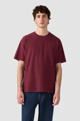 Remera de manga corta color borgoña con efecto lavado, corte holgado y cuello redondo. Presenta un pequeño logo bordado en el pecho.