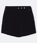 Short de sastrería A-Collection color negro, confeccionado en poliéster con elastano. Presenta botones dorados decorativos en la cintura, bolsillos laterales diagonales y recortes frontales.