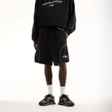 Short New Balance de felpa francesa color negro, con cintura elástica con cordón ajustable, bolsillos laterales y ribetes en contraste. Cuenta con el logotipo de la marca bordado en el muslo izquierdo.