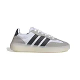 Championes Adidas modelo Barreda, con diseño de inspiración retro. Presentan una combinación de paneles de gamuza gris y nylon blanco, con las icónicas tres tiras laterales en negro. Cuentan con una suela de goma translúcida y diseño de puntera en T.