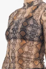 Remera de lycra traslúcida con cuello alto y mangas largas, con estampado de piel de serpiente en tonos marrones.