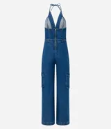 Mono largo de jeans azul, sin mangas, con escote en V, cinturón de lazo en la cintura y bolsillos cargo laterales.