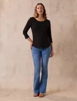 Remera de algodón negra, de corte clásico, con mangas tres cuartos y cuello redondo.