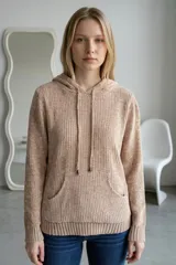 Sweater tipo canguro de tejido chenille, con capucha y cordones ajustables. Presenta un bolsillo frontal tipo canguro, mangas largas y puños y ruedo acanalados.