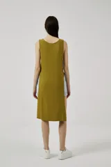 Musculosa verde oliva de punto acanalado, con cuello redondo y aberturas laterales.