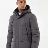 Campera acolchada de corte recto en color gris, con capucha ajustable, cierre frontal de cremallera y botones a presión, y bolsillos laterales.