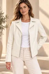 Campera de cuero ovino color marfil, con cuello con solapas, cierre frontal y bolsillos laterales.