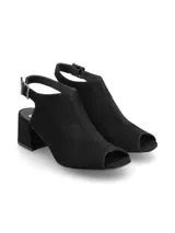 Sandalia peep toe de cuero negro con taco cuadrado de 6 cm, talón descubierto y tira ajustable con hebilla metálica en el tobillo.