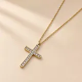 Collar de plata con baño de oro y dije en forma de cruz, completamente engastado con circón traslúcido. Incluye cadena fina de eslabones dorados.